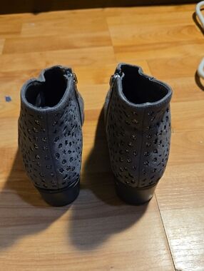 Vince Camuto Grey Ankle Booties size 4